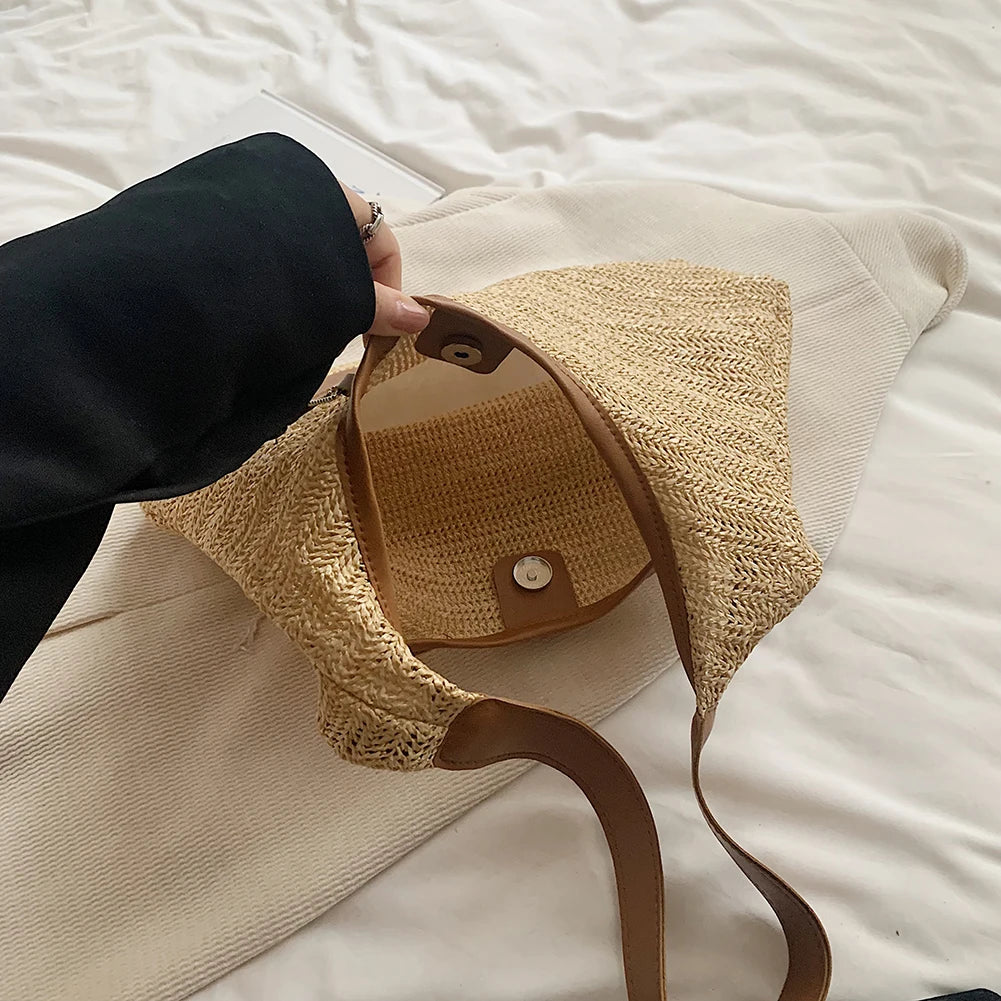 Women Stylish Knit Shoulder Bag Wear Resist Hand Woven Shoulder Bag Vacation Straw Handbag Leisure Bag with Matching Clutch